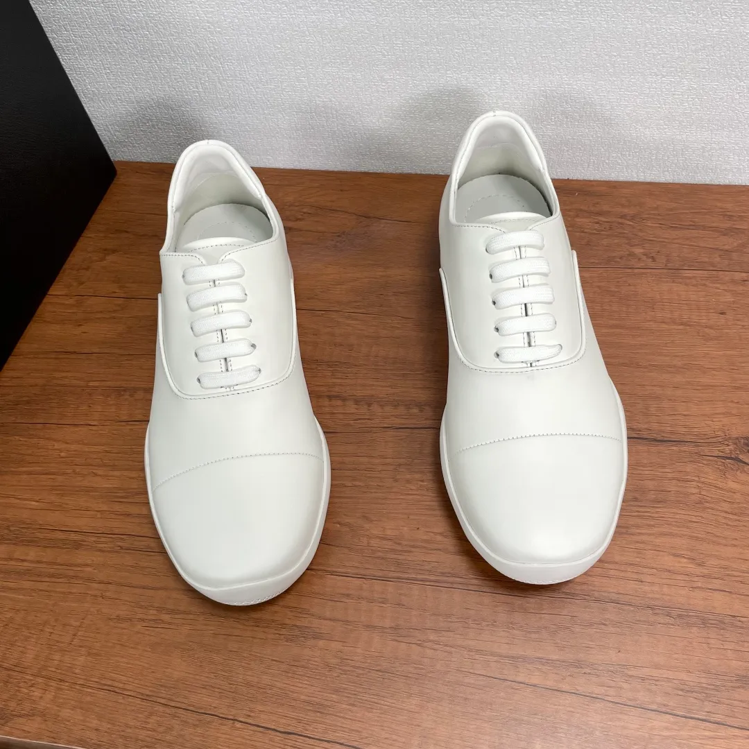 💰720 Code: YS003342 Prada/Prada men's new leather sneakers. This sneaker is made of imported calf leather, with a two-jointed Oxford shoe upper design, inspired by classic aesthetic concepts. Equipped with 3.5cm iconic red label lightweight elastic rubber soles, fabric and cowhide mixed lining, and silk-printed logo cowhide foot pads. The style is versatile and durable, comfortable and breathable, and comes with a full set of original packaging dust bags! Size: 39-40-41-42-43-44 Standard leather shoe size (45 can be customized but returns and exchanges are not supported) Item number: 4E0770 White